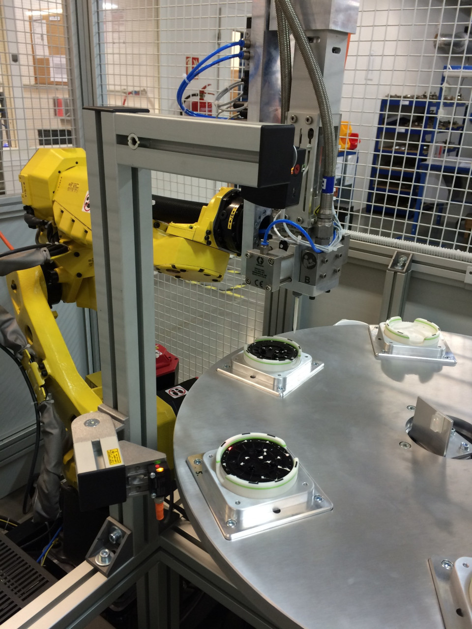 Robotická aplikace lepidla Fanuc
