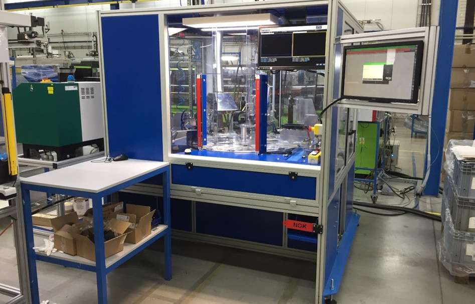 Automat pro lepení emblémů vozů BMW a MINI